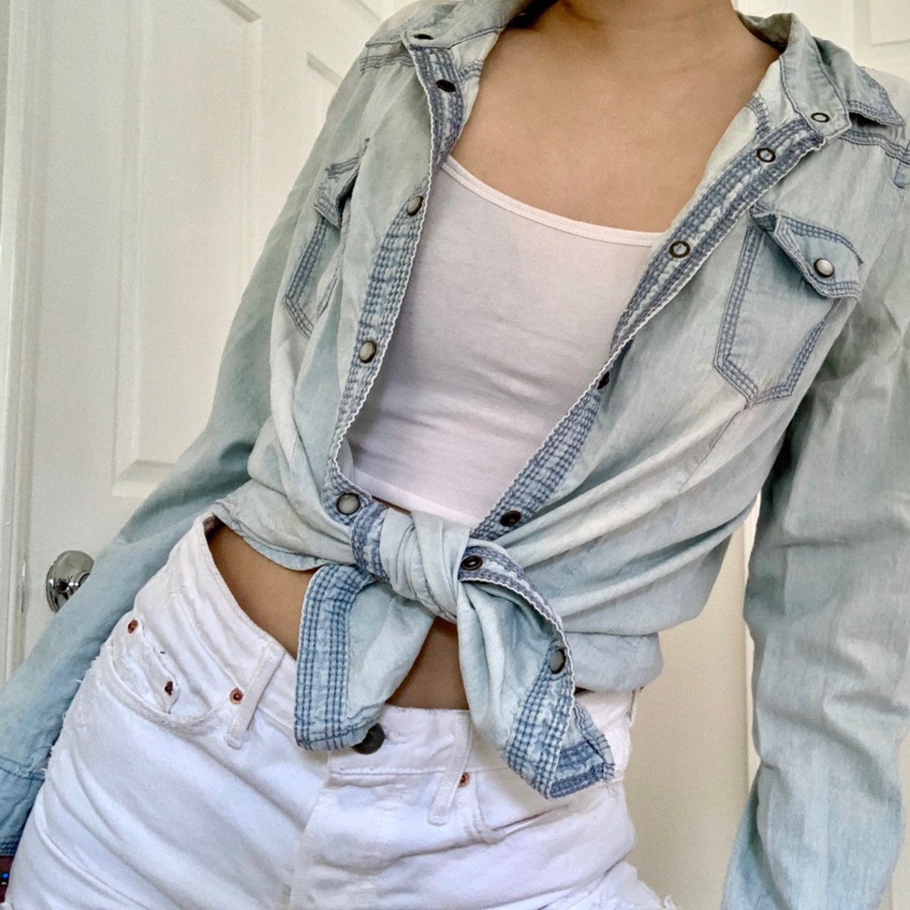LIGHT DENIM BUTTON UP
